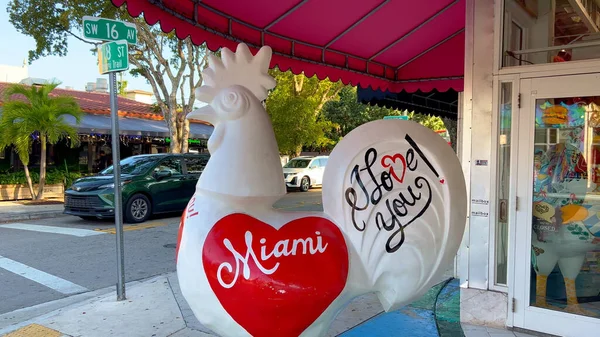 Los famosos gallos de Little Havana Calle Ocho - MIAMI, ESTADOS UNIDOS - 20 DE FEBRERO DE 2022 —  Fotos de Stock