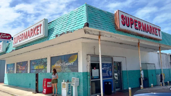 佛罗里达群岛上的老超级市场-美国伊斯拉莫拉达- 2022年2月20日 — 图库照片