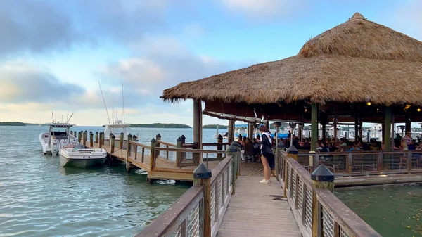 Berühmter World Wide Sportsman Pier auf den Florida Keys - ISLAMORADA, Vereinigte Staaten - 20. FEBRUAR 2022 — Stockfoto