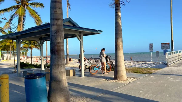 Higgs Beach é uma praia popular e lugar para relaxar em Key West - KEY WEST, ESTADOS UNIDOS - FEVEREIRO 20, 2022 — Fotografia de Stock