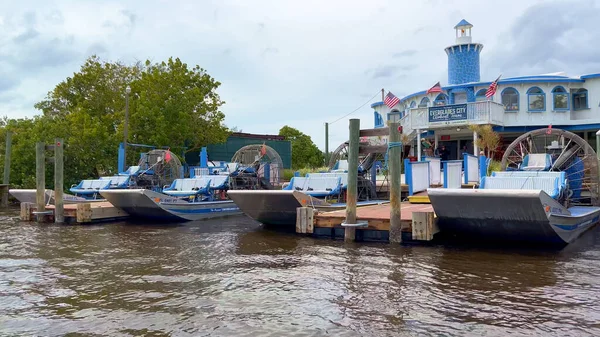 De Airboat tours in de Everglades zijn toeristische hoogtepunt in Florida - EVERGLADES CITY, VERENIGDE STATEN - FEBRUARI 20, 2022 — Stockfoto