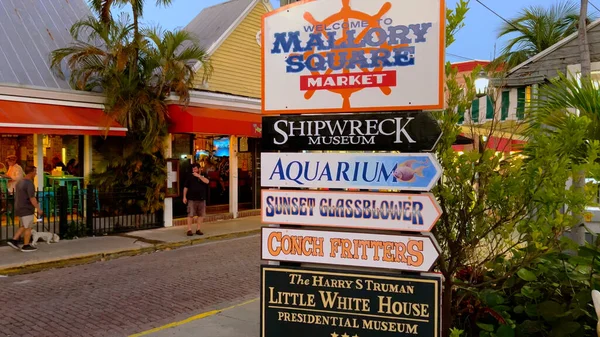 Segnaletica di direzione su Key West - KEY WEST, STATI UNITI - 20 FEBBRAIO 2022 — Foto Stock