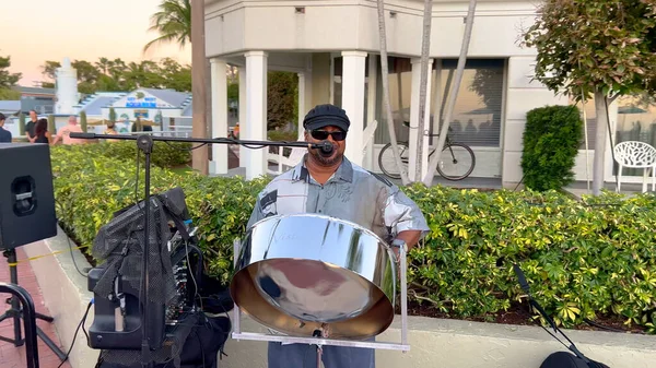 Street musician on Key West - KEY WEST, UNITED STATES - FEBRUARY 20, 2022 — Stock Photo, Image