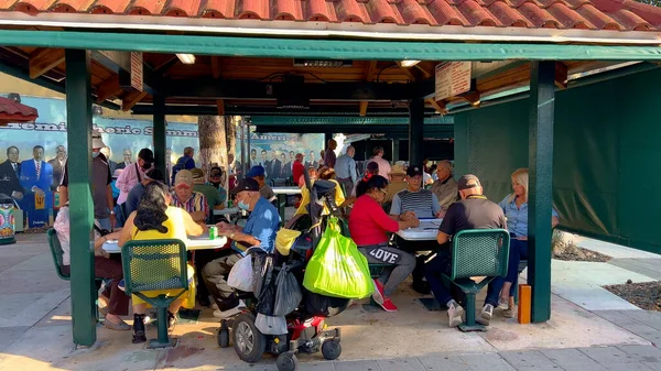 El famoso parque Domino en Little Havana Calle Ocho es un sitio Patrimonio de la Florida - MIAMI, ESTADOS UNIDOS - 20 DE FEBRERO DE 2022 —  Fotos de Stock