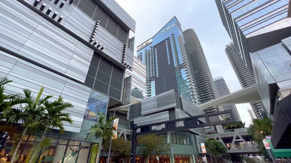 Moderno centro de la ciudad de Brickell en el centro de Miami - MIAMI, ESTADOS UNIDOS - 20 DE FEBRERO DE 2022 —  Fotos de Stock