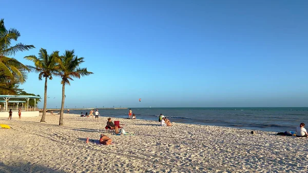 Fabgs Beach - популярный пляж и место для отдыха на Ки-Уэсте - КЛЮЧЕВЫЙ ЗАПАД, ГОСУДАРСТВА - 20 февраля 2022 года — стоковое фото