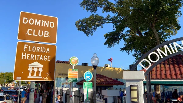 Domino Park en Little Havana Calle Ocho - MIAMI, ESTADOS UNIDOS - 20 DE FEBRERO DE 2022 —  Fotos de Stock