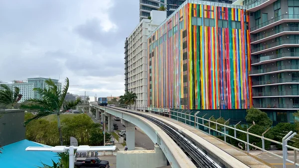 Monorotaia Metromover a Miami Downtown - MIAMI, STATI UNITI - 20 FEBBRAIO 2022 — Foto Stock