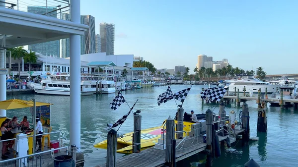 Népszerű Bayside Piac Miami belvárosában - MIAMI, EGYESÜLT ÁLLAMOK - 2022. február 20. — Stock Fotó