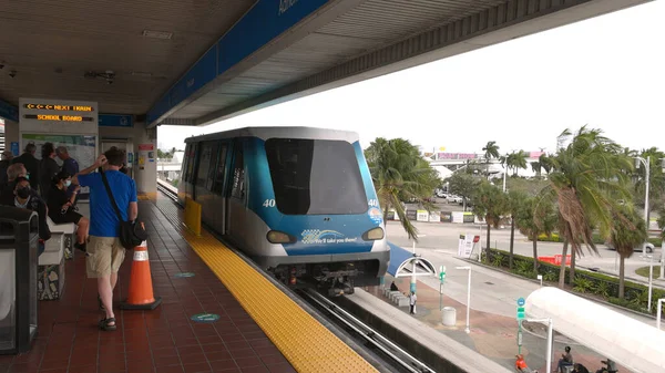 迈阿密市中心的地铁单轨越野车- MIAMI, FLORIDA - 2022年2月14日 — 图库照片