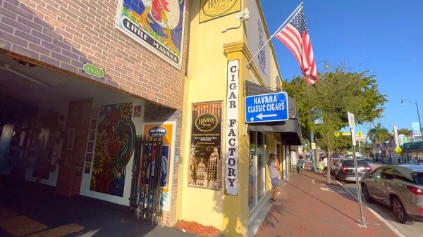 El colorido barrio de Little Havana con la famosa Calle Ocho - MIAMI, ESTADOS UNIDOS - 20 DE FEBRERO DE 2022 —  Fotos de Stock