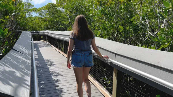 Promenade touristique dans un parc national sur Key Largo - FLORIDA KEYS, ÉTATS-UNIS - 20 FÉVRIER 2022 — Photo