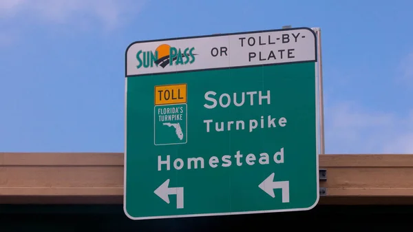 Richtingaanwijzers naar Homestead op de snelweg - MIAMI, FLORIDA - FEBRUARI 14, 2022 — Stockfoto