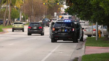 Miami Plajı 'nın sokaklarında polis arabası - MIAMI, FLORIDA - 14 Şubat 2022