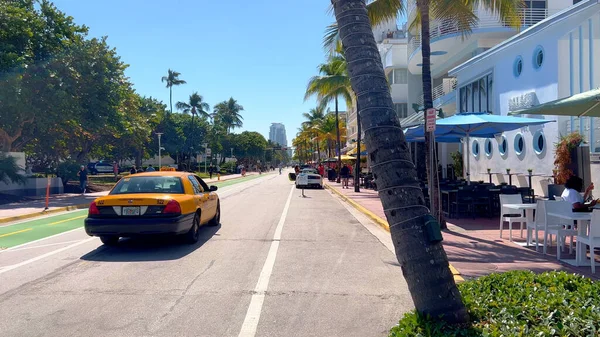 Ocean Drive en Miami Beach en un día soleado - MIAMI, ESTADOS UNIDOS - 20 DE FEBRERO DE 2022 —  Fotos de Stock