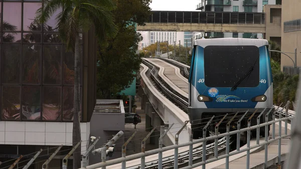 Metro Mover monorail in Downtown Miami - MIAMI, FLORIDA - 14 февраля 2022 — стоковое фото