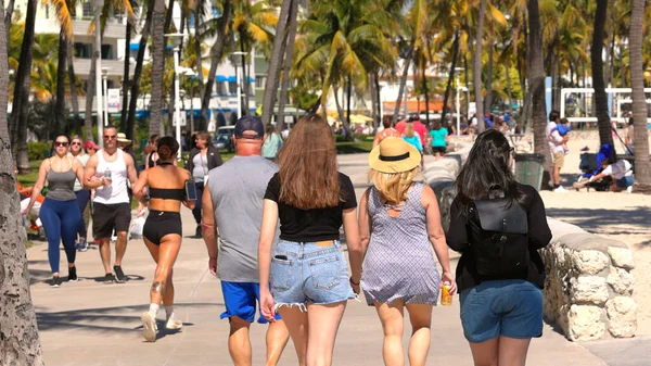 Caminhando na Ocean Drive Miami Beach em um dia ensolarado - MIAMI, FLORIDA - FEVEREIRO 14, 2022 — Fotografia de Stock