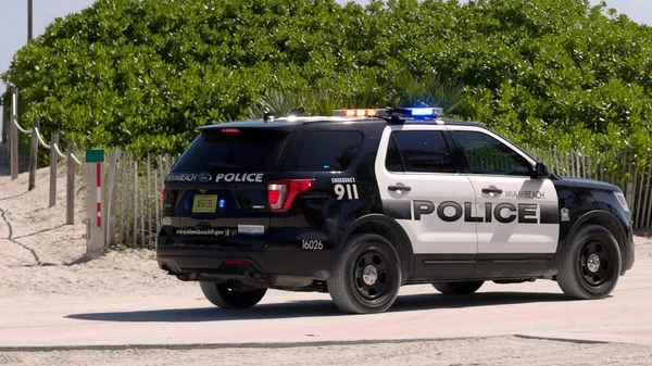 Miami Beach Police Car em South Beach - MIAMI, FLORIDA - FEVEREIRO 14, 2022 — Fotografia de Stock