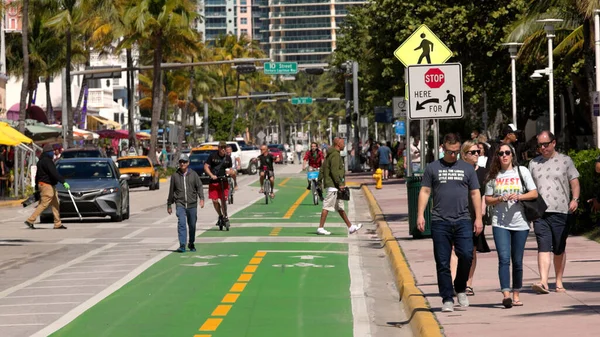 Bicycle path on Ocean Drive in Miami Beach - MIAMI, FLORIDA - FEBRUARY 14, 2022 — Stock Photo, Image