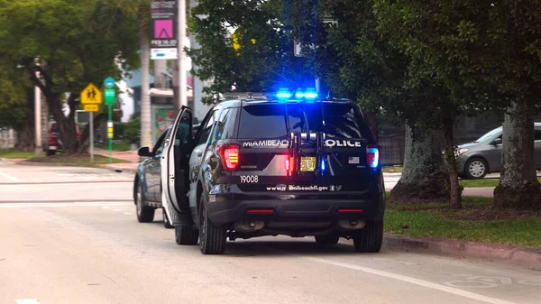 Coche de Policía en las calles de Miami Beach - MIAMI, FLORIDA - 14 DE FEBRERO DE 2022 — Foto de Stock