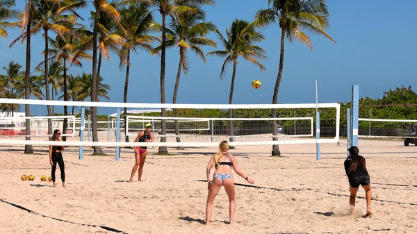 Jeu de Beachball sur un court à Miami Beach - MIAMI, FLORIDE - 14 FÉVRIER 2022 — Photo