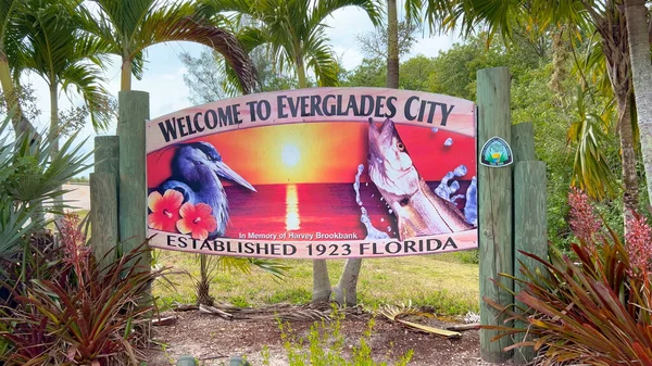Willkommen bei Everglades City Schild in Florida - EVERGLADES CITY, Vereinigte Staaten - 20. FEBRUAR 2022 — Stockfoto