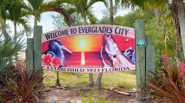 Welcome to Everglades City sign in Florida - EVERGLADES CITY, UNITED STATES - Feb 20, 2022 — стоковое фото