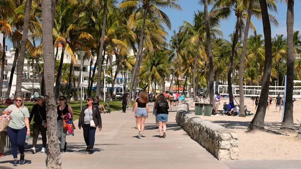 Caminhando na Ocean Drive Miami Beach em um dia ensolarado - MIAMI, FLORIDA - FEVEREIRO 14, 2022 — Fotografia de Stock
