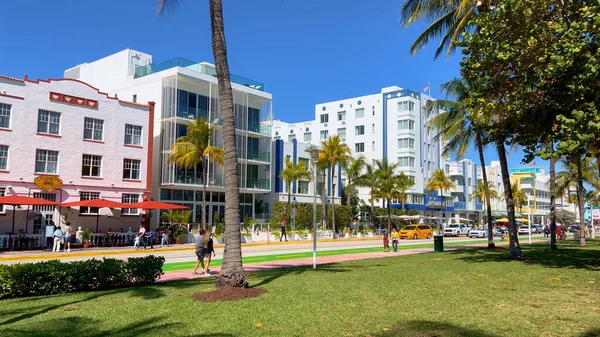 Ocean Drive en Miami Beach en un día soleado - MIAMI, ESTADOS UNIDOS - 20 DE FEBRERO DE 2022 — Foto de Stock