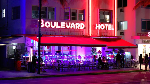 Geceleyin Ocean Drive 'daki Renkli Bulvar Oteli Miami Güney Sahili - MIAMI, FLORIDA - 14 Şubat 2022 — Stok fotoğraf
