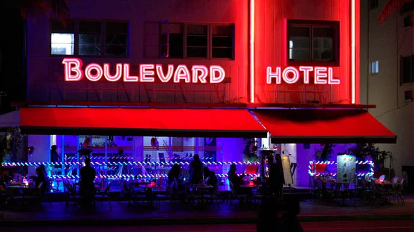 Colorido Boulevard Hotel en Ocean Drive en South Beach Miami de noche - MIAMI, FLORIDA - 14 de FEBRERO de 2022 — Foto de Stock