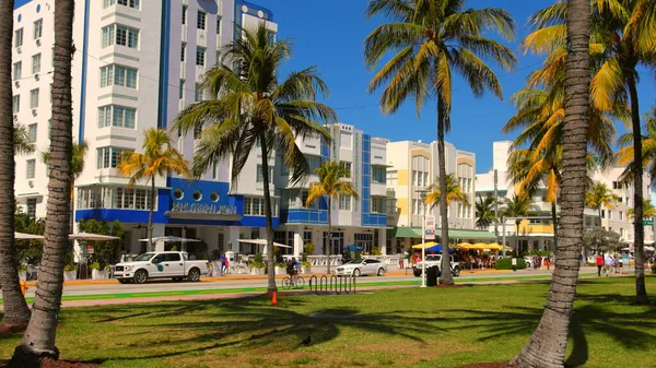 Miami Beach Ocean Drive en un día soleado - MIAMI, FLORIDA - 14 DE FEBRERO DE 2022 —  Fotos de Stock