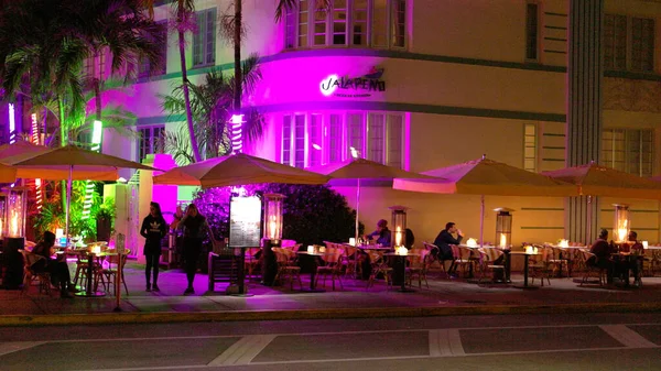 Colorful Ocean Drive at South Beach Miami by night - MIAMI, FLORIDA - 14 февраля 2022 — стоковое фото