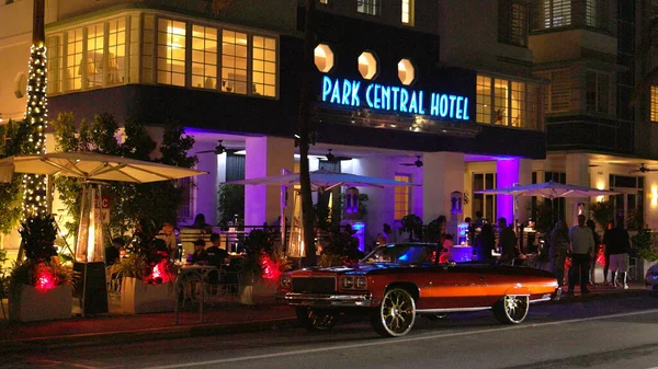 Colorful Park Central Hotel pn Ocean Drive na South Beach Miami v noci - MIAMI, FLORIDA - FEBRUARY 14, 2022 — Stock fotografie