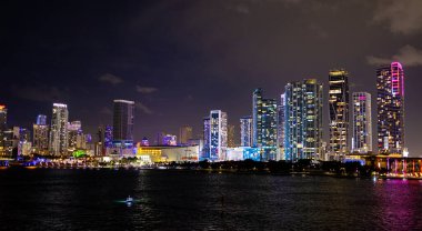 Geceleyin renkli Miami ve Bayside - MIAMI, FLORIDA - 14 Şubat 2022