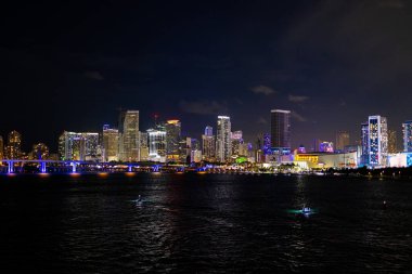 Geceleri Miami Şehir Merkezi 'nin Skyline' ı - MIAMI, FLORIDA - 14 Şubat 2022