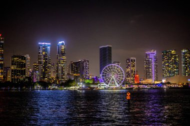 Geceleyin Miami Şehir Merkezi - MIAMI, FLORIDA - 14 Şubat 2022