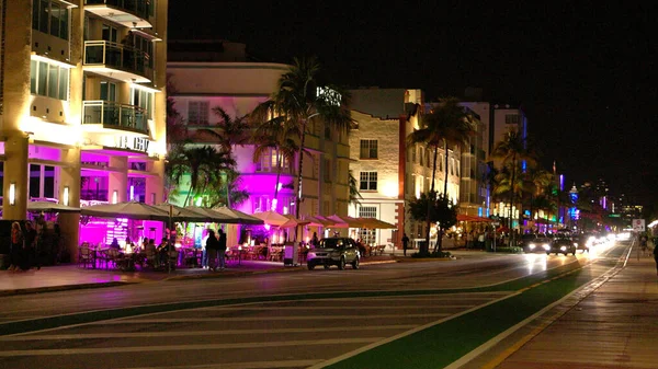 Színes Ocean Drive a South Beach Miami éjjel - MIAMI, FLORIDA - Február 14, 2022 — Stock Fotó