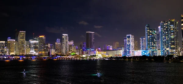 Luchtvaartmaatschappij Miami Downtown by night - MIAMI, FLORIDA - FEBRUARI 14, 2022 — Stockfoto