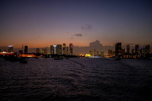 Luchtvaartmaatschappij Miami Downtown 's avonds - MIAMI, FLORIDA - FEBRUARI 14, 2022 — Stockfoto