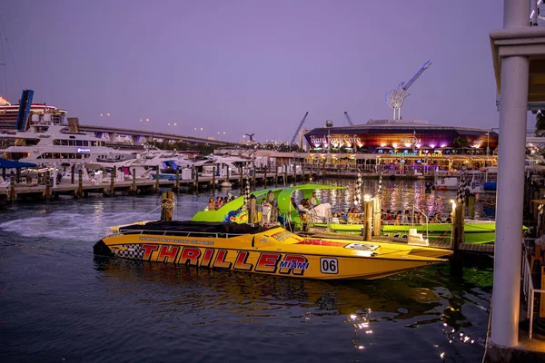 Bayside Miami mit seinen Speedbooten am Abend - MIAMI, FLORIDA - 14. FEBRUAR 2022 — Stockfoto