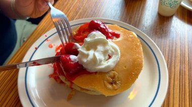 Kahvaltıda taze pişmiş krep yiyorum.