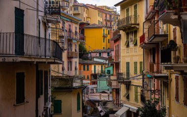 İtalyan kıyısındaki Cinque Terre 'de renkli Manarola - CINQUE TERRE, ITALY - 28 Kasım 2021