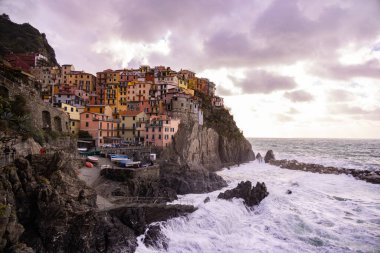 İtalyan kıyısındaki Cinque Terre 'de renkli Manarola - CINQUE TERRE, ITALY - 28 Kasım 2021
