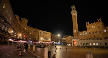 Geceleyin İtalya 'nın Siena şehrindeki merkez pazar meydanı - TUSCANY, İtalya - 25 Kasım 2021
