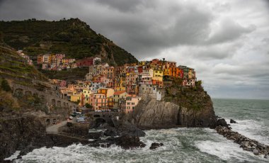 Akşamları Cinque Terre İtalya 'da Manarola - CINQUE TERRE, ITALY - 28 Kasım 2021