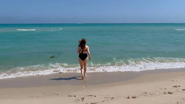 Marcher sur une plage avec de l'eau bleue turquoise - Miami Beach — Photo