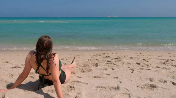 Hübsches Mädchen entspannt sich im Sommerurlaub in Florida am Strand — Stockfoto