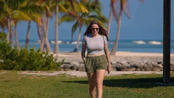 Jeune femme marchant sur une plage paradisiaque des Caraïbes — Photo