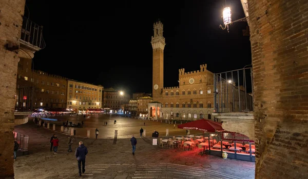 Město Siena Itálie v noci - TUSKANY, ITÁLIE - 25. listopadu 2021 — Stock fotografie
